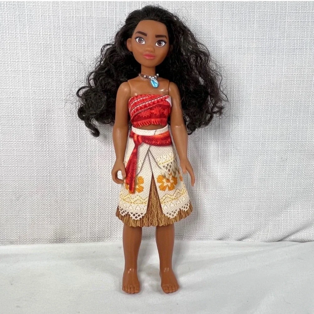 Disney Moana of Motunui 11 Inch Fashion Doll with Signature Outfit and Necklace